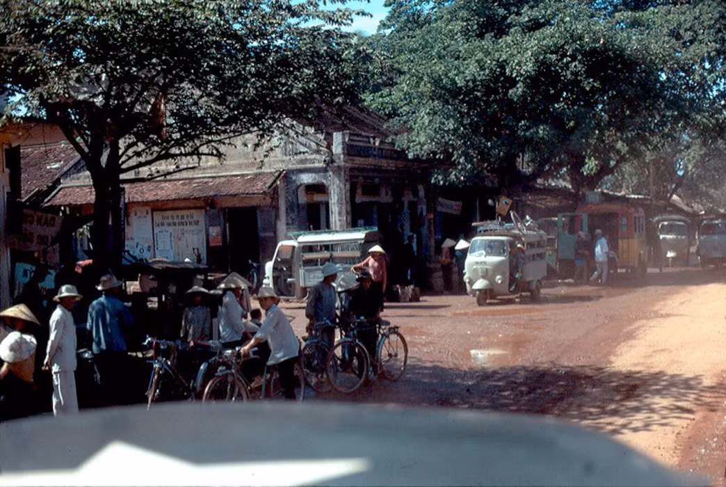 Khu vực trung tâm thị trấn Tam Quan. Ảnh: John Hack.