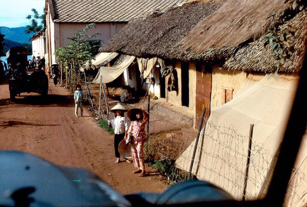 Một khu dân cư ở thị trấn Tam Quan. Ảnh: John Hack.