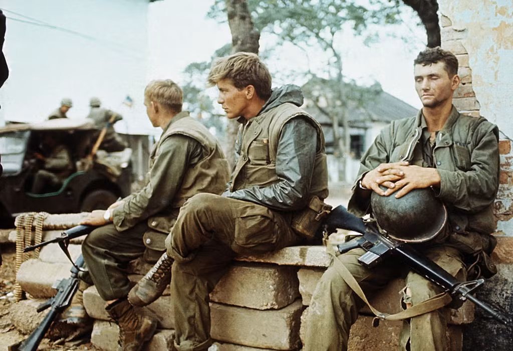 Khoảng lặng hiếm hoi của lính Mỹ ở "chảo lửa" Huế ngày 5/2/1968. Ảnh: UPI.
