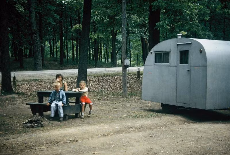 Chuyến cắm trại gia đình ở công viên Hayes, bang Michigan năm 1954. Ảnh: Walter Reed.