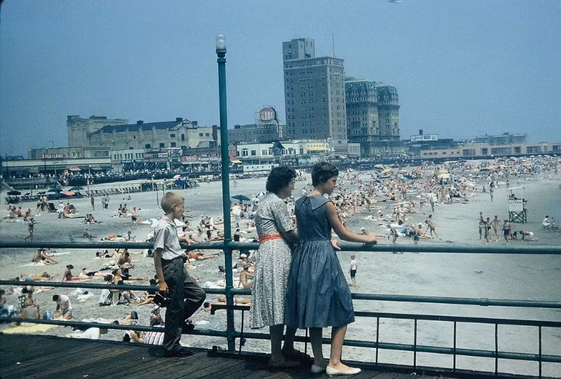 Hàng nghìn người đổ về bãi biển thành phố Atlantic, bang New Jersey, tháng 7/1959. Ảnh: Walter Reed.