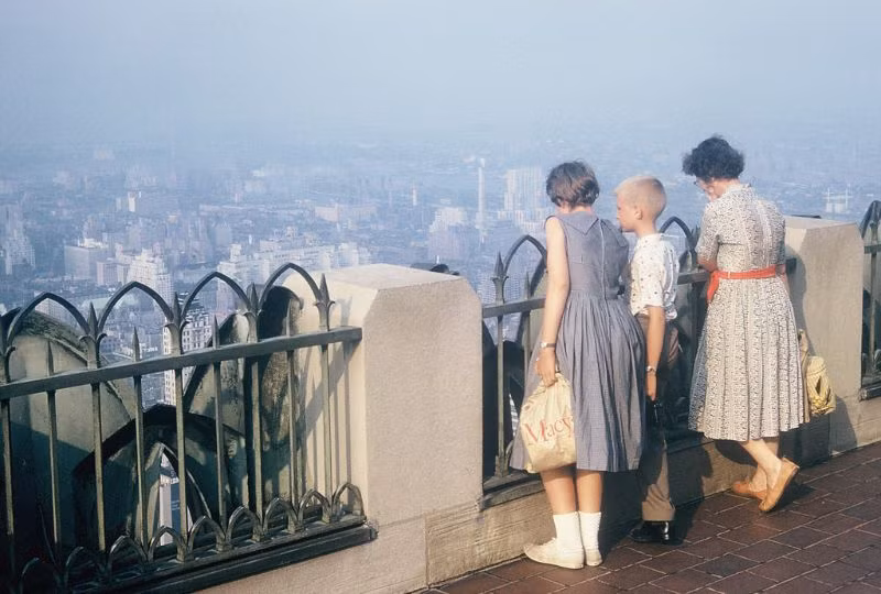 Hóng gió trên tầng thượng tòa nhà RCA Building ở New York sau một chuyến mua sắm, 1959. Ảnh: Walter Reed.