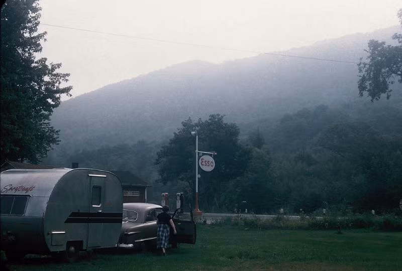 Tại bãi cắm trại ở núi Bromley, bang Vermont năm 1955. Ảnh: Walter Reed.