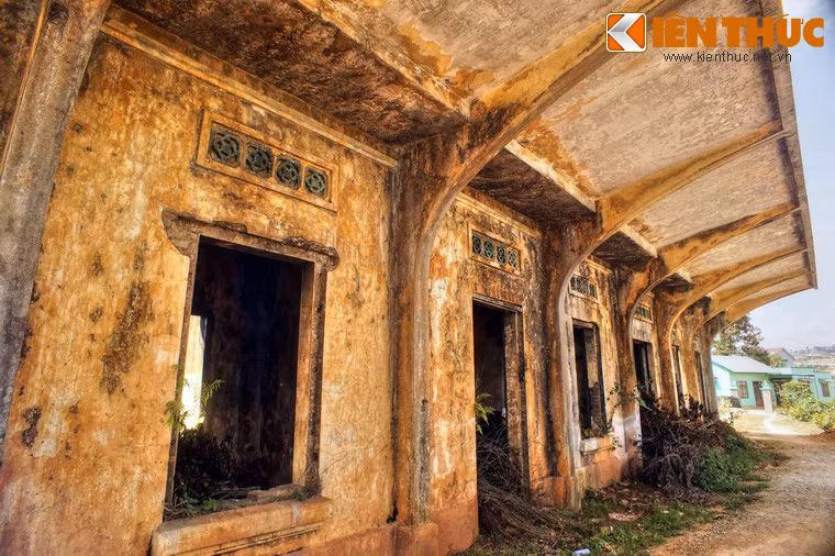 Về hiện trạng, ga Đa Thọ dù không bị lấn chiếm nghiêm trọng như "người anh em" của mình nhưng mức độ xuống cấp thì nặng hơn rất nhiều.