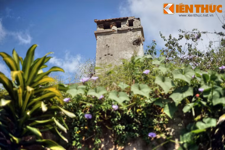 Ống khói nhà ga cũng lỗ chỗ vết đạn.