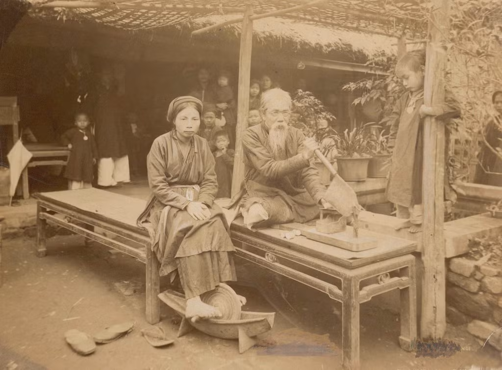 Dược sĩ điều chế thuốc theo phương pháp truyền thống tại một nhà thuốc ở Hà Nội. Ảnh tư liệu.
