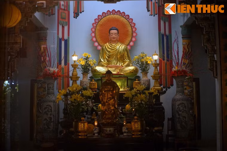 Bên trong chính điện được bái trí tôn nghiêm với bức tượng Đức Phật ở giữa, xung quanh là các vị Bồ tát, La Hán...