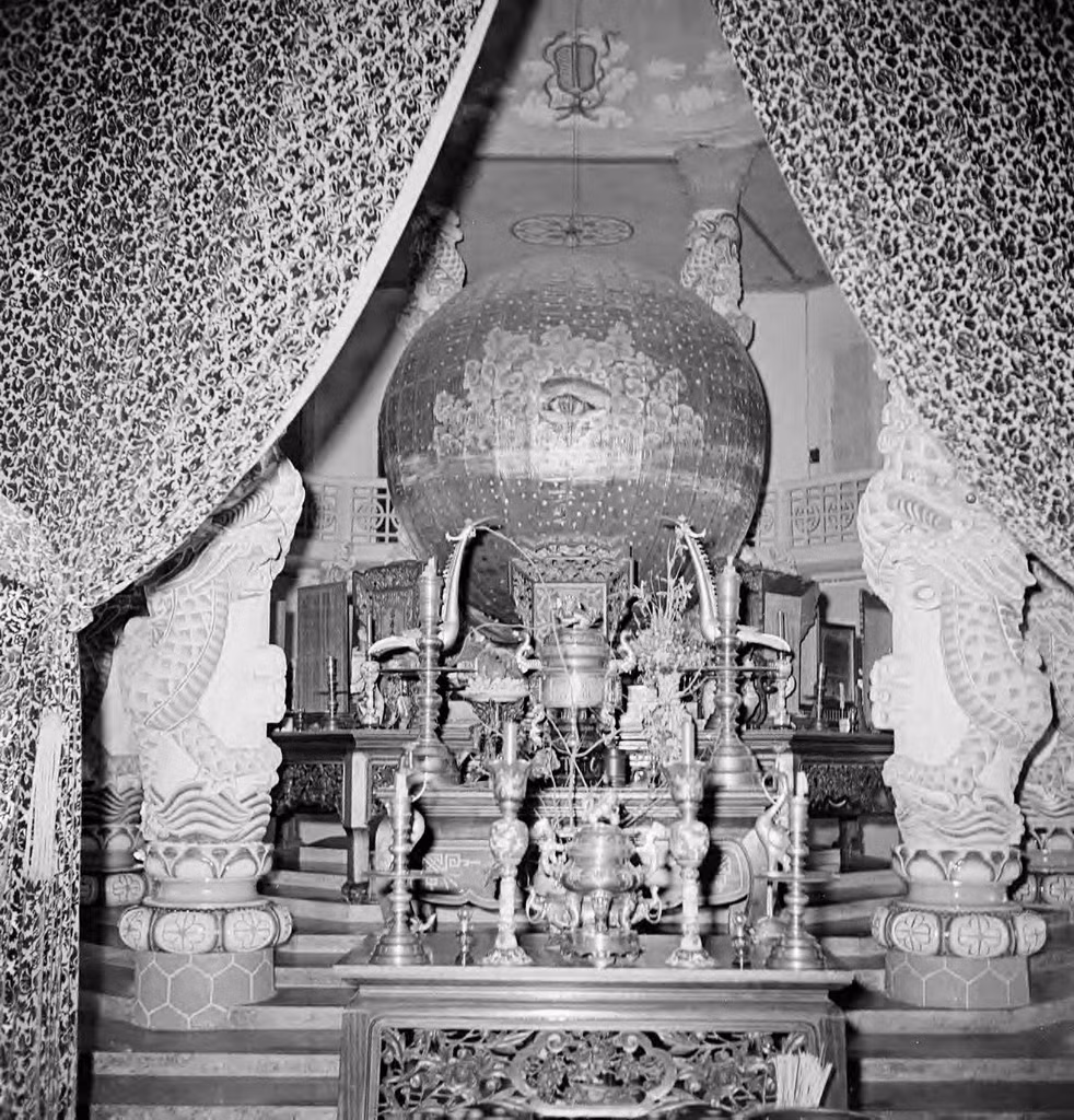 Quả Càn Khôn ở gian thờ trung tâm tượng trưng cho vũ trụ với Thiên Nhãn – biểu trưng cho con mắt của Thượng Đế nhìn thấy rõ tất cả những hành vi thiện ác của khắp nhân gian, để khen thưởng hay xử phạt một cách công bình. Ảnh: Harrison Forman.