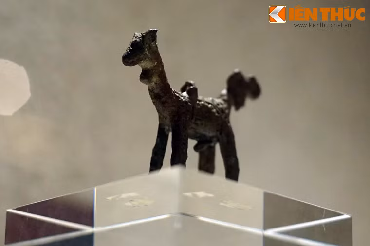 2. Bảo vật quốc gia - tượng động vật Dốc Chùa (Bảo tàng Tỉnh Bình Dương) là một trong những hiện vật khảo cổ "bí hiểm" nhất từng được khai quật ở Việt Nam. Tượng có niên đại cách ngày nay khoảng 2.500 năm, được khai quật tại Dốc Chùa, Tân Uyên, Bình Dương năm 1977.