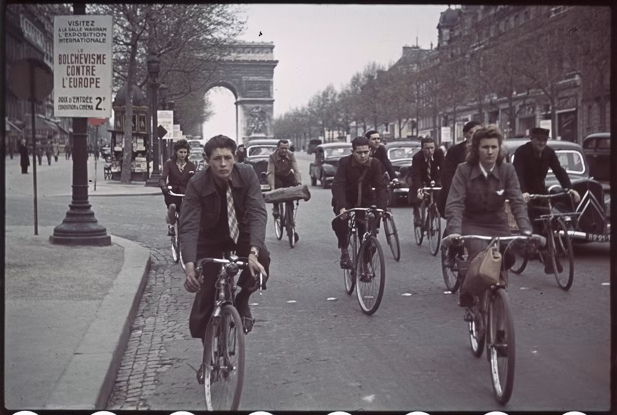 Người dân đạp xe trên đại lộ Champs-Élysées, gần Khải Hoàn Môn. Ảnh: André Zucca.