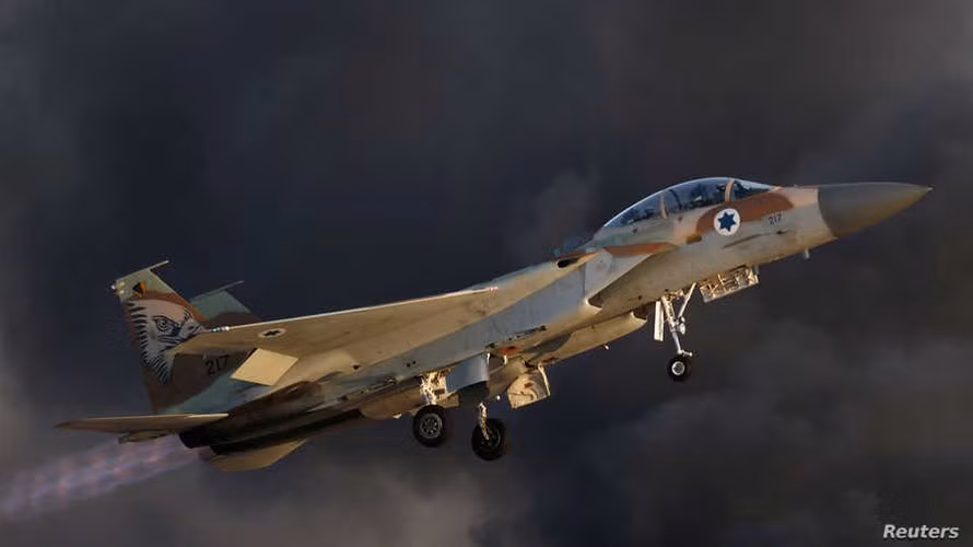 Lực lượng đóng tại căn cứ quân sự này ngoài quân đội chính phủ Syria thì còn có binh lính Nga và đặc biệt là Vệ binh cách mạng Hồi giáo Iran cùng đồng minh Hezbollah của họ.
