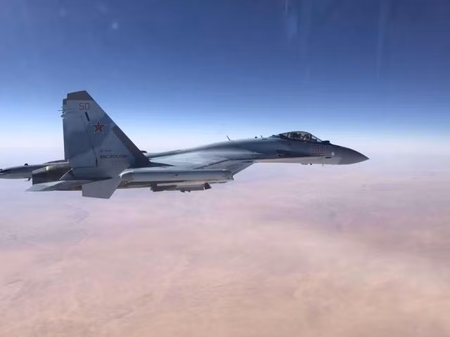 Trước hết là về hiệu suất radar, tiêm kích Su-35 được trang bị radar mảng pha thụ động IRBIS-E, có khả năng quét 240°, khoảng cách dò tìm đạt 400km với mục tiêu có tiết diện phản xạ radar (RCS) 3m2 và 90km với mục tiêu có RCS 0,01m2. Đây là loại radar mạnh nhất trong số các radar trang bị trên các máy bay chiến đấu của Nga.