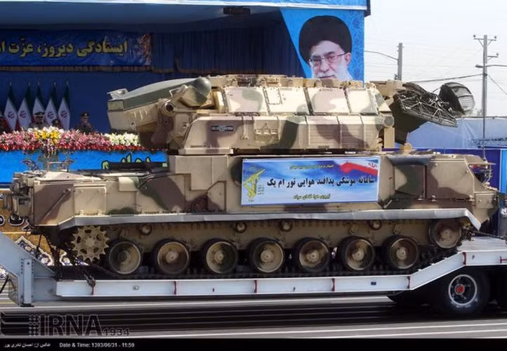Trước cuộc Cách mạng Hồi giáo 1979, lực lượng phòng không của Iran đã khá hiện đại; họ được trang bị vũ khí phòng không tiên tiến của Mỹ và Anh. Sau đó, do ảnh hưởng của chiến tranh Iran - Iraq và các lệnh trừng phạt của phương Tây, phòng không Iran dần rơi vào tình trạng lạc hậu.