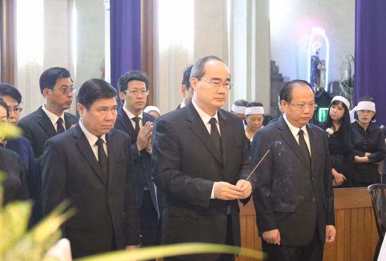 Đoàn đại biểu Thành ủy, HĐND, UBND, Ủy ban MTTQ Việt Nam TP HCM do Ủy viên Bộ Chính trị, Bí thư Thành ủy TP HCM Nguyễn Thiện Nhân dẫn đầu đã đến viếng tang cố Tổng giám mục Bùi Văn Đọc và chia buồn với Tổng giáo phận TP HCM.