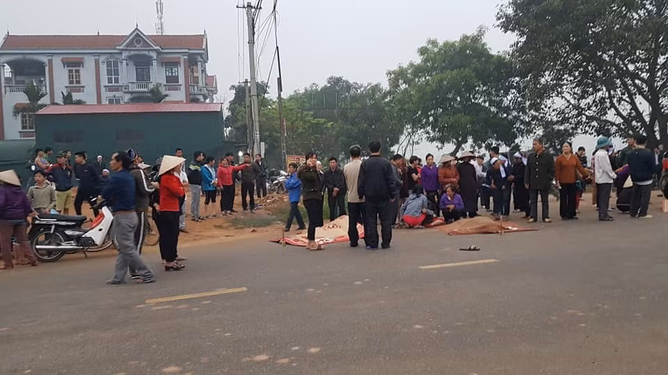 Vinh Phuc: Xe khach dam doan nguoi dua tang, it nhat 10 nguoi thuong vong
