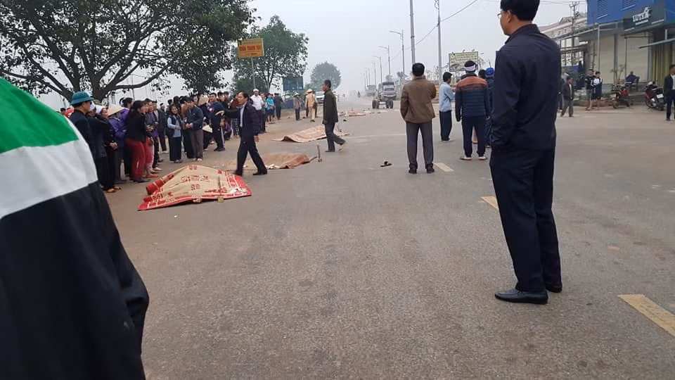 Các lực lượng chức năng khẩn trương đến hiện trường để phong tỏa khám nghiệm hiện trường, điều tra làm rõ vụ tai nạn.