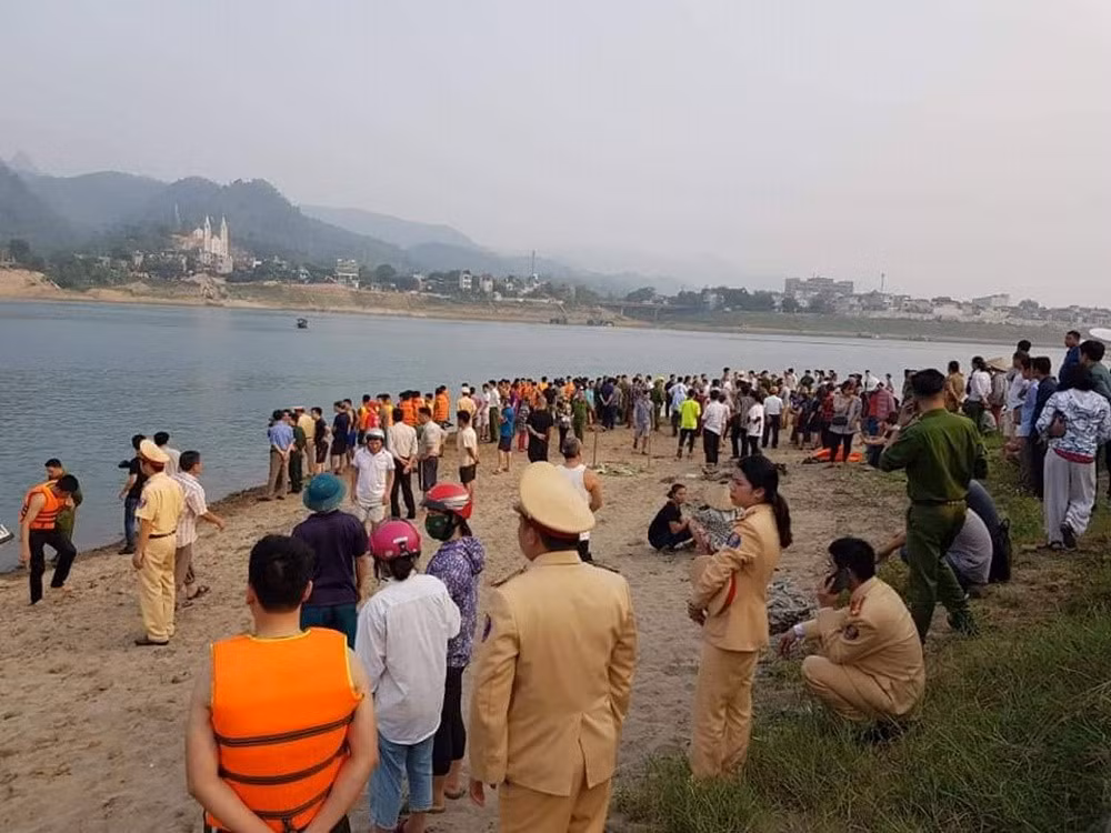 Thân nhân của các học sinh cũng nhanh chóng đến khu vực hiện trường ngay khi tiếp nhận thông báo.