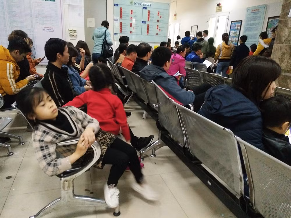 Đến 11h cùng ngày, lượng bệnh nhi được đưa đến Viện Sốt rét - Ký sinh trùng - Côn trùng Trung ương vẫn rất đông.