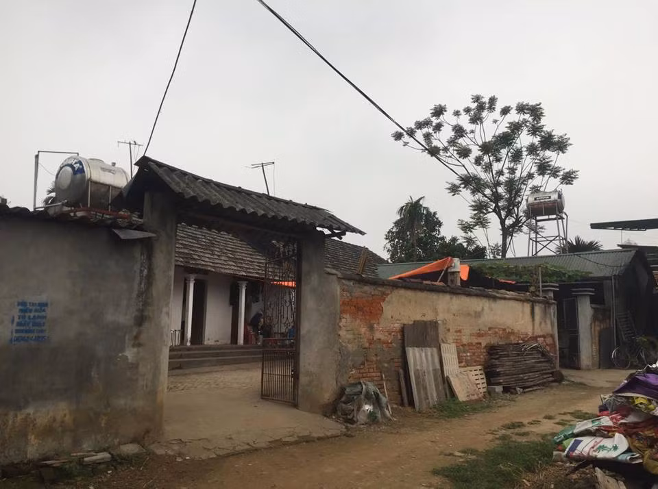 Ngôi nhà cấp 4 lợp ngói của Đảng không khí tang thương u buồn. Được biết trên anh Đảng có 3 anh trai, nhưng họ đều đã lập gia đình và ra ở riêng. Hiện trong nhà chỉ có Đảng và mẹ. Đảng cũng là người trụ cột duy nhất trong nhà.