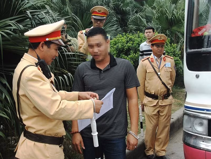 Nghiem cam cong an deo kinh den, dut tui khi lam nhiem vu