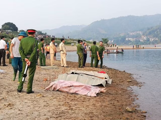 Hoa Binh: Danh tinh 8 hoc sinh duoi nuoc tren song Da