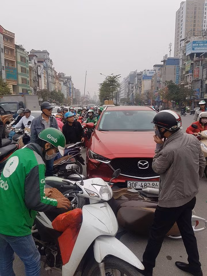 Hiện trường nữ tài xế lái ôtô đâm loạt xe máy ở Hà Nội Hien truong nu tai xe lai oto dam loat xe may o Ha Noi