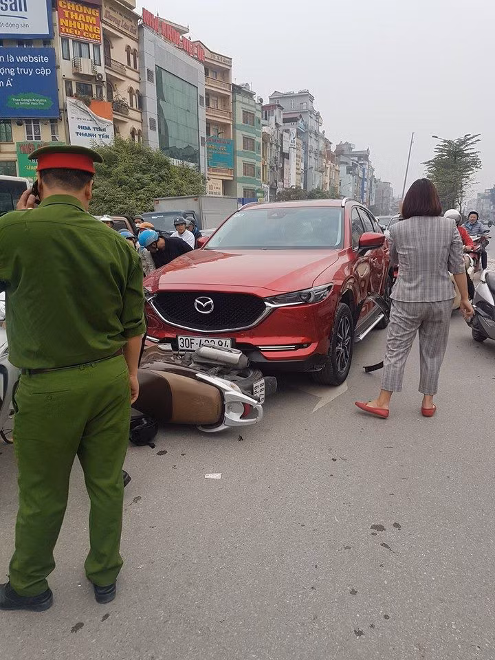 Bước đầu xác định, vụ tai nạn chỉ gây thương tích nhẹ cho các nạn nhân. Ngay khi tiếp nhận thông tin, lực lượng Công an quận Đống Đa khẩn trương đến hiện trường phối hợp với các đơn vị để khám nghiệm, điều tra làm rõ nguyên nhân vụ tai nạn.