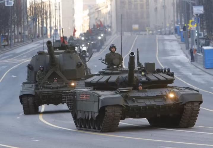 Xe tăng và pháo tự hành Nga đi dọc phố Tverskaya ở Moscow vào tháng 5/2017.