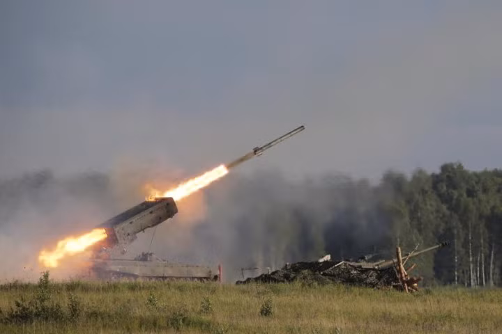 Pháo phản lực TOS-1A của Nga phóng trình diễn.