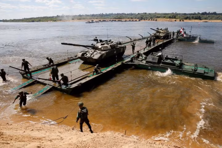 Xe tăng T-80 của Nga vượt sông bằng cầu phao.