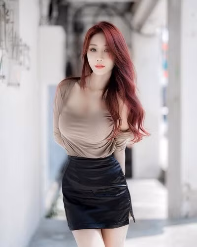 Nikko là hot girl có gu thời trang gợi cảm mà không phản cảm.