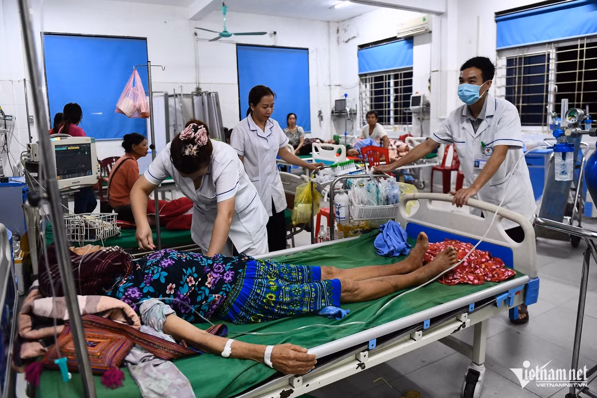 Trong khi các y bác sĩ tiếp tục công tác chuyên môn, nhiều người nhà, bệnh nhân chưa thể chợp mắt, vẫn bàng hoàng sau khi thoát khỏi cửa tử.