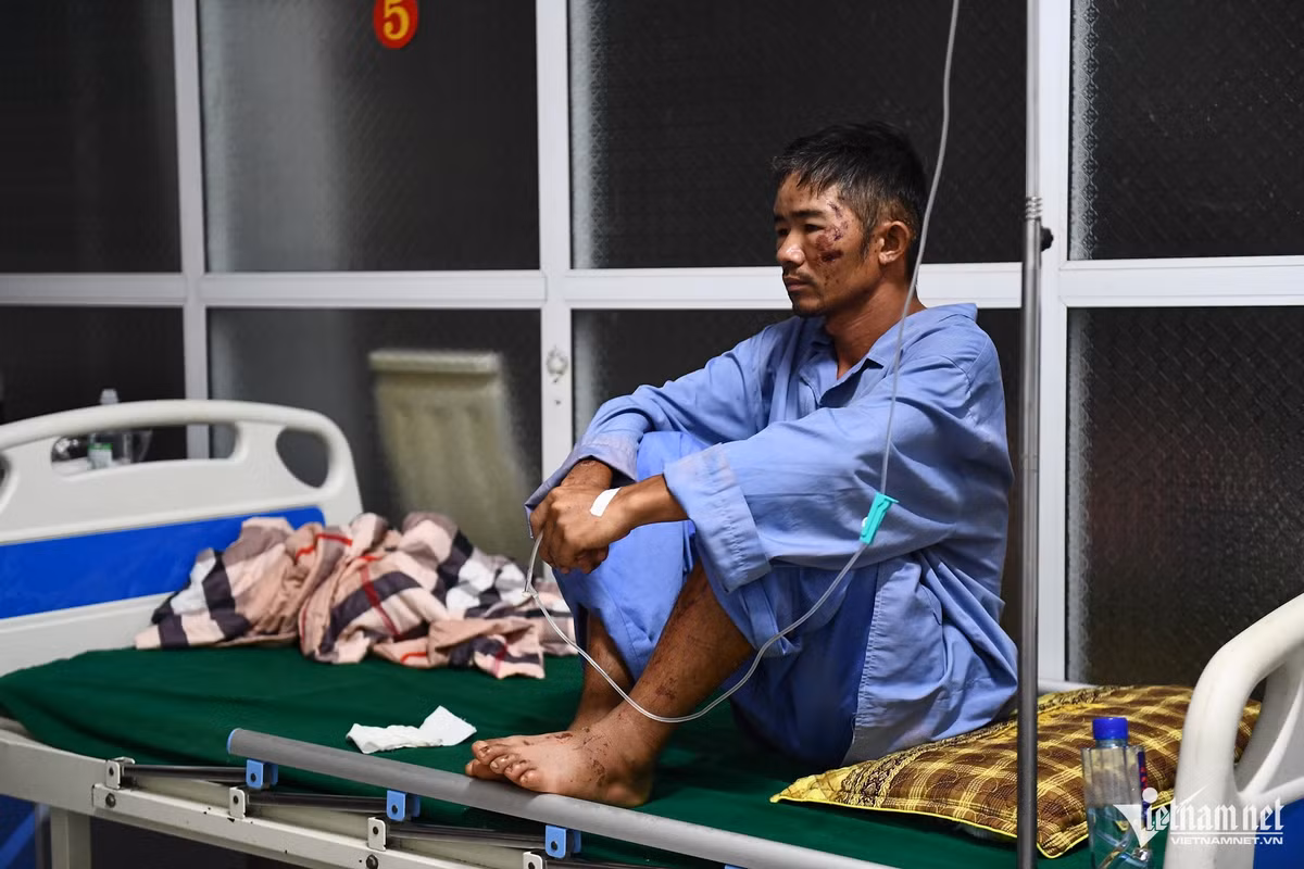 Thẫn thờ ngồi trên giường bệnh với những vết thương chi chít khắp người, ông Hoàng Văn Nhớ kể lại sáng sớm kinh hoàng khi cả bản của ông bị lũ quét. Vì nền nhà có dấu hiệu nứt gãy, ông thức xuyên đêm để canh chừng cho gia đình 6 người đi ngủ. Chừng 3h sáng, vì quá mệt, ông thiếp đi, đến khi tỉnh dậy, nhìn lên đã thấy cả bản mình biến mất. Xung quanh là nước, đất đá, cành cây, ông Nhớ bị cuốn vào khu cánh đồng ngay đó.