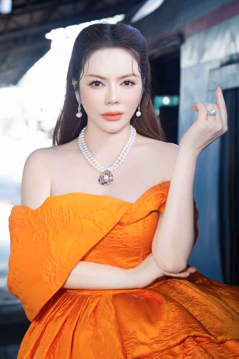 Đặc biệt, Lý Nhã Kỳ thu hút người nhìn bằng bộ trang sức ngọc trai đắt giá.