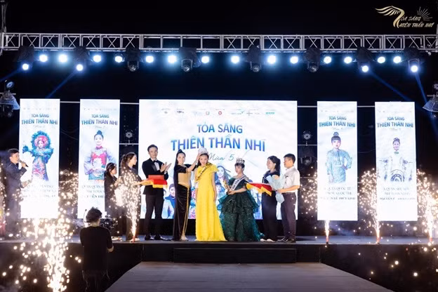 Chan dung tan Quan quan Toa sang thien than nhi mua 5-Hinh-2