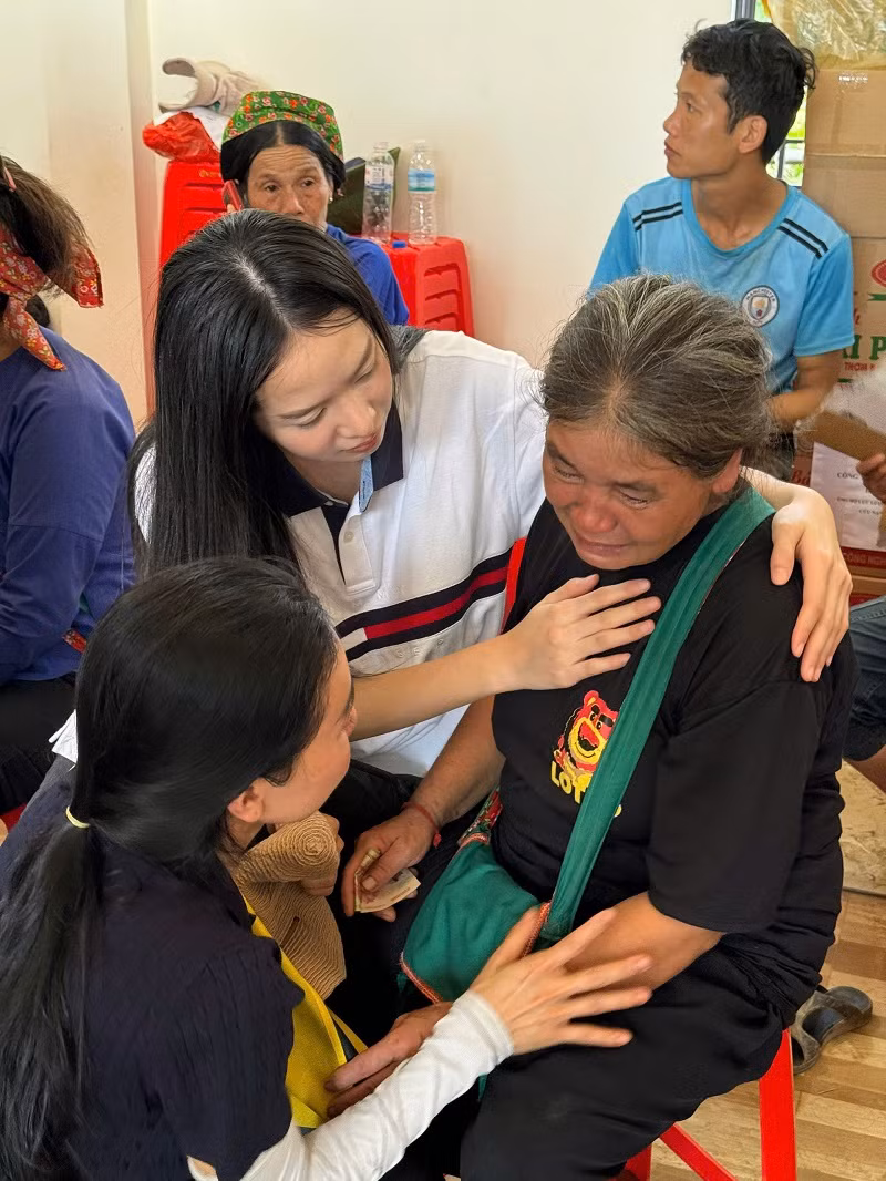 Với mong muốn hỗ trợ phần nào cho người dân Làng Nủ nhanh chóng ổn định cuộc sống, vợ chồng CEO Phạm Kim Dung và Hoàng Nhật Nam cùng Hoa hậu Việt Nam 2022 Huỳnh Thị Thanh Thủy tới thăm hỏi từng hộ dân, trò chuyện, động viên họ vượt qua đau thương.
