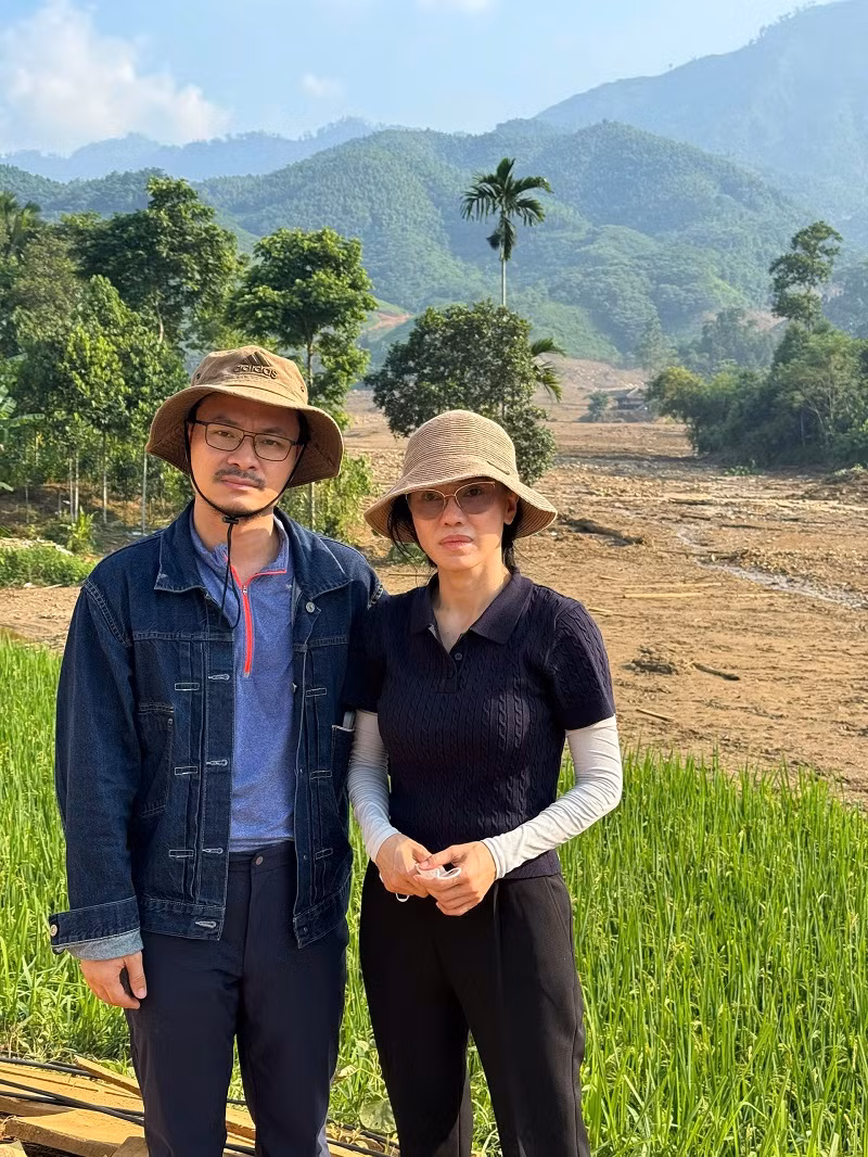 “Những ngày qua, chúng tôi đau lòng khi đọc được thông tin, xem hình ảnh tang thương ở Làng Nủ. Khi đặt chân đến đây, chúng tôi càng cảm nhận được sự mất mát, tang thương bao trùm người dân”, Thạc sĩ Phạm Kim Dung nói.