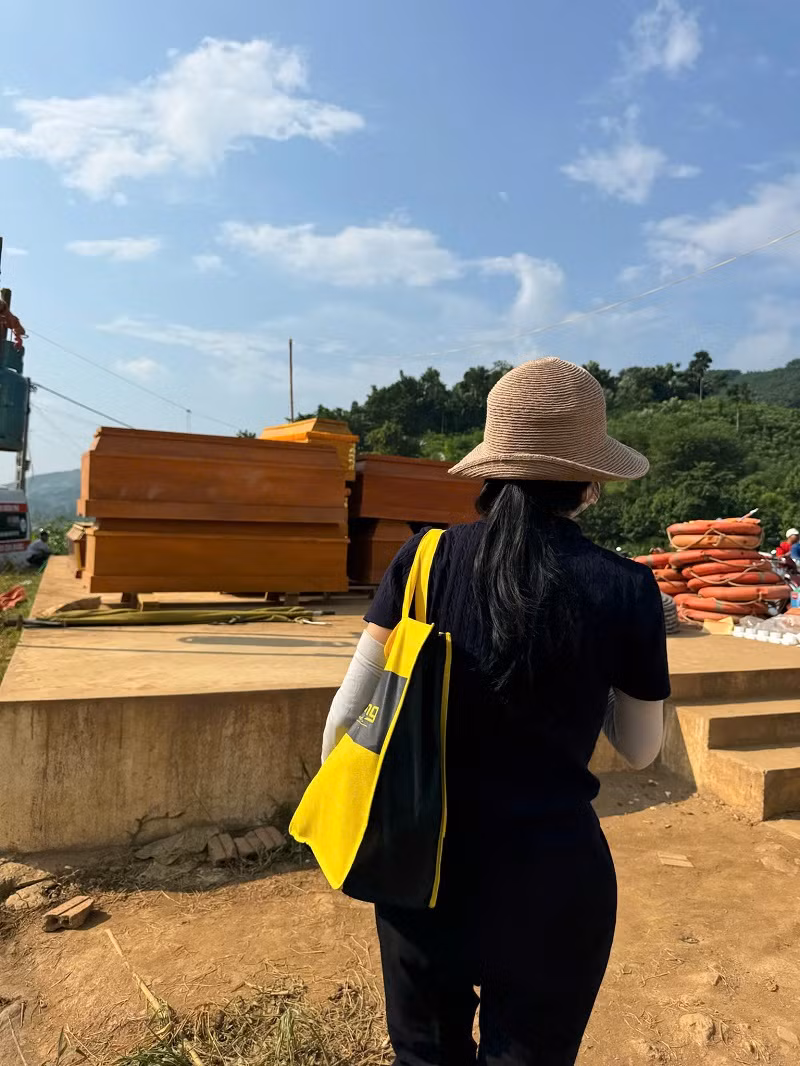 Thạc sĩ Phạm Kim Dung tâm sự: “Từ UBND huyện Bảo Yên, chúng tôi đến gặp, thăm hỏi 8 gia đình tại Bệnh viện huyện Bảo Yên. Họ đều là nạn nhân của trận lũ quét, bị thương nặng và nỗi đau mất người thân. Khi đến Làng Nủ, cảnh tượng khiến tôi thót tim nhất là hàng quan tài trước cửa Nhà văn hóa. Ngay khi tìm được thi thể, bà con sẽ thực hiện nghi thức chôn cất. Nơi đây đang tập trung nhiều người dân chờ được hỗ trợ, mỗi người đều tâm tư, thất thần sau mất mát”.