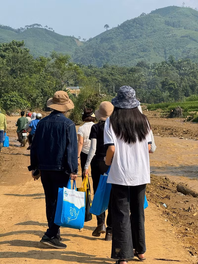 Đoàn viện trợ đã đến với thôn Làng Nủ (xã Phúc Khánh, huyện Bảo Yên) - nơi bị thiệt hại nặng nề nhất bởi mưa lũ. Làng hiện tan hoang, chỉ còn bùn đất, gần như bị san phẳng, chỉ còn vài nóc nhà trên núi cao.