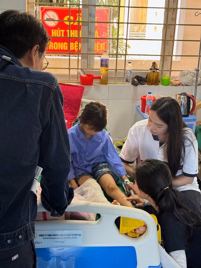 Khi đến tận nơi, đạo diễn Hoàng Nhật Nam thấy ấm áp khi nhìn thấy những dòng xe cứu trợ nối đuôi, vượt đèo đến từng nhà. “Đường sá bùn lầy khó di chuyển, nhiều nơi có nguy cơ sạt lở. Đó là lý do không có nhiều đoàn xe được phép vào tận nơi. Đường nhỏ hẹp chỉ đi được một làn xe, khi gặp xe đi ngược chiều phải đi lùi, tránh vào bụi bờ lún sâu. Có khi phải nhờ xe kéo, cả đoàn người phải cùng nhau đẩy xe. Nói mới thấy tình nghĩa ấm áp giữa người với người”, đạo diễn Hoàng Nhật Nam chia sẻ thêm.