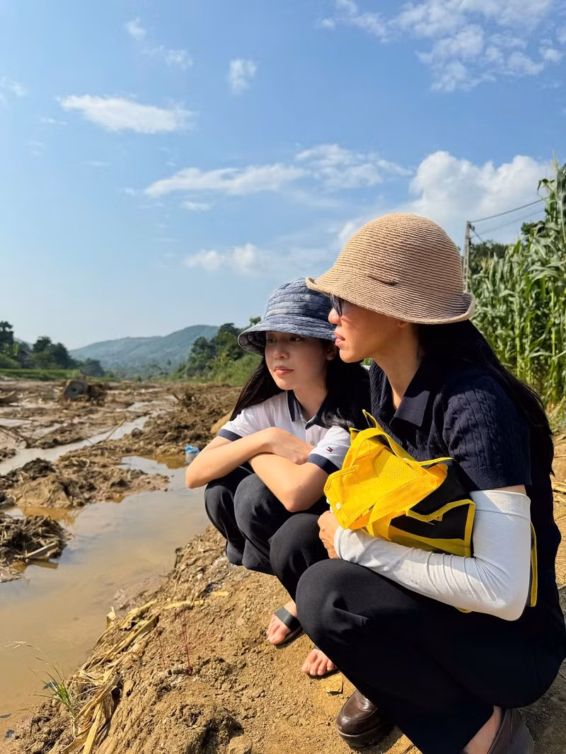 Thạc sĩ Phạm Kim Dung chia sẻ thêm, chuyến đi với mục đích góp phần nhỏ, mong bà con vùng lũ sớm vượt qua khó khăn, khắc phục hậu quả của thiên tai và trở lại cuộc sống bình thường.