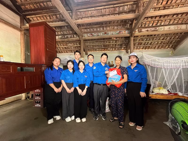 Nam vương Tuấn Ngọc cùng đoàn Đại học Kinh tế Quốc dân cũng đã có mặt tại Tuyên Quang để hỗ trợ và ủng hộ các gia đình gặp khó khăn. Nam vương Tuấn Ngọc cùng đoàn trường đã trao những phần quà ý nghĩa và động viên tinh thần cho các hộ gia đình có hoàn cảnh đặc biệt khó khăn tại các thôn Kim Xuyên, Cây Vạng…