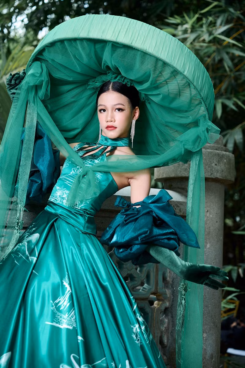 BST Họa giang sơn của NTK Thạch Linh là một trong những điểm nhấn của Festival Áo dài di sản Việt Nam 2024 vừa diễn ra tại Văn miếu Trấn Biên (Biên Hòa, Đồng Nai).