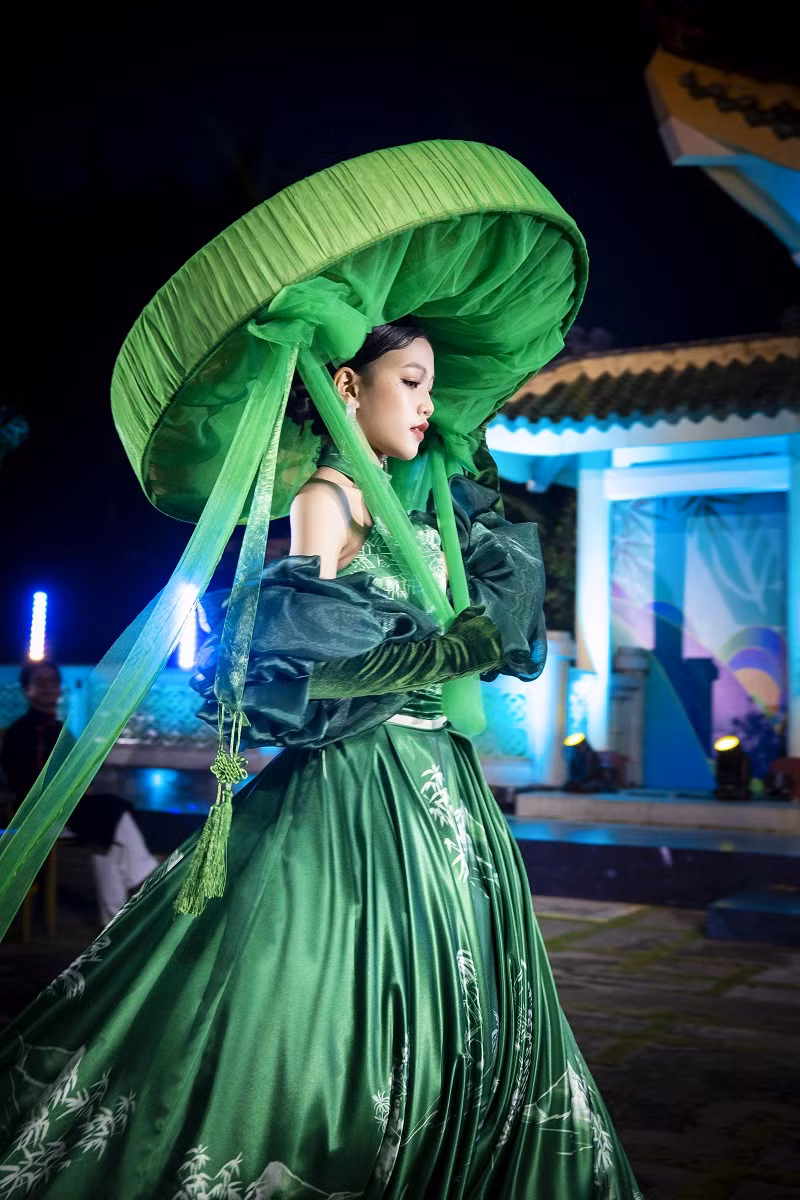 Từ nhỏ, cô bé đã sớm thể hiện năng khiếu hát, múa, trình diễn thời trang… và được mẹ hết lòng ủng hộ.