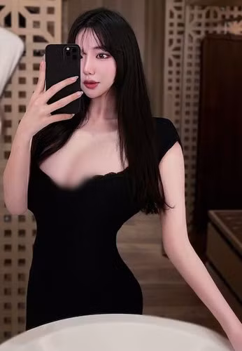 Sở hữu khuôn ngực khủng, vòng eo con kiến và vòng ba trái đào căng đầy, cô nàng diện bất cứ trang phục nào cũng được yêu thích.