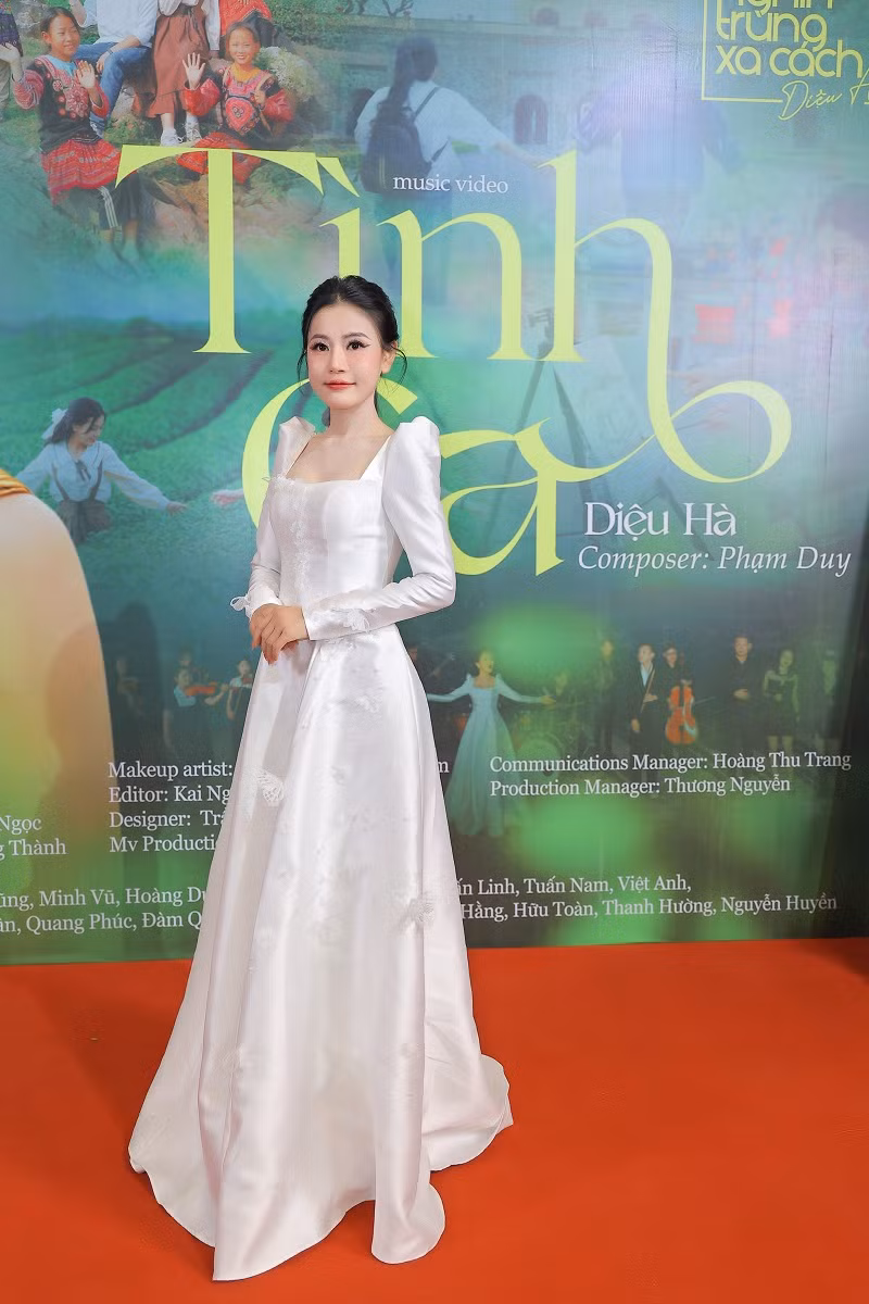 Dieu Ha cung e-kip mang dan Piano nua tan len nui quay MV-Hinh-2