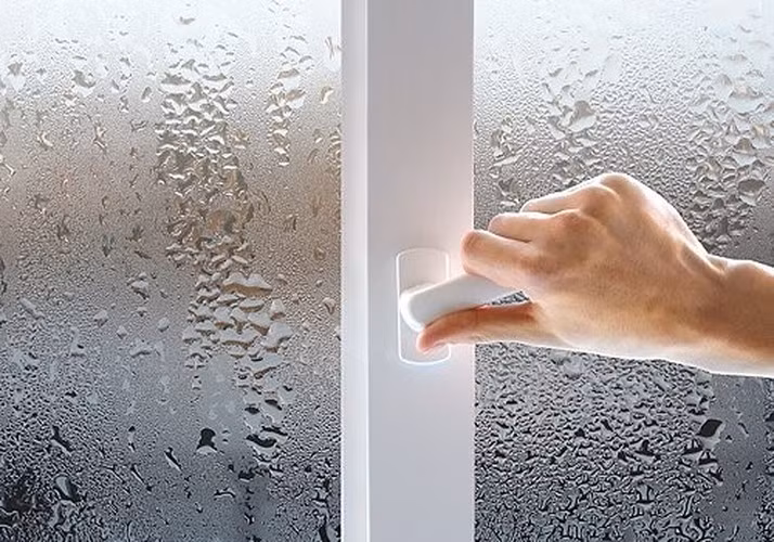 Ngoài ra, bạn cũng nên mở các hệ thống thông gió như quạt hút mùi trong nhà bếp, nhà tắm để giảm lượng nước ngưng tụ trong nhà.