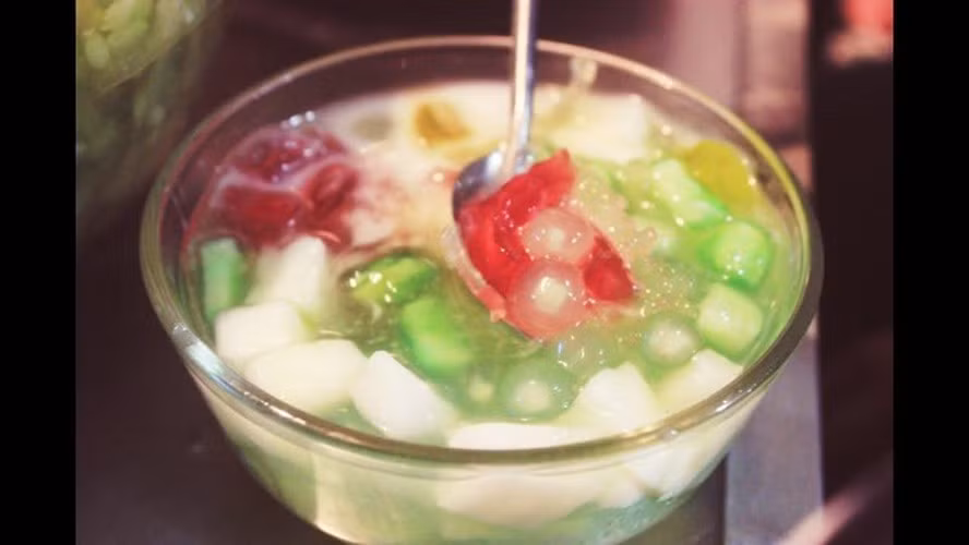 Màu xanh của thạch dứa, trắng đục của thạch dừa, màu đỏ của hạt trân châu… tạo nên bức tranh vô cùng hấp dẫn. Vị giòn giòn và ngọt mát của hạt trân châu, vỏ bên ngoài hơi dai dai với vị thơm ngậy của nước cốt dừa thơm mát khiến ai cũng thích.
