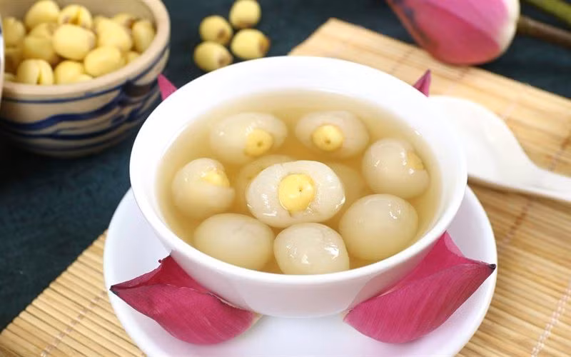 Chè sen long nhãn thanh tao rất hợp cho mùa hè. Đôi khi vào những lúc không có nhãn tươi vẫn có thể dùng nhãn đóng hộp để nấu chè sen long nhãn. Trong những ngày hè nắng nóng, được bát chè mát lành thì thật là tuyệt.