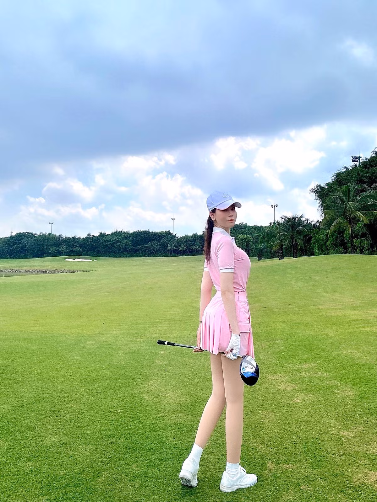 Phụ kiện đi kèm trang phục của cô là các kiểu mũ lưỡi trai năng động.